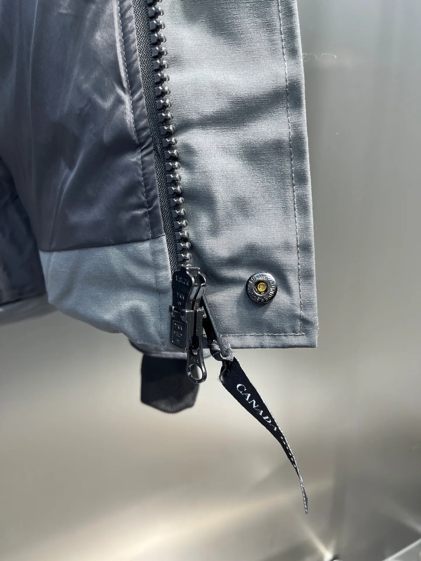 P700 Goose 🌟17 styles of chest patch, same style for men and women, cold-resistant down jackets! The fur collar is detachable. The natural Siberian coyote fur collar has a delicate yet strong feel, which comes from the sense of life that comes from the erosion of wind and frost in nature. The market usually uses raccoon fur or fake fur instead, which is not even the slightest bit better! The collar part has cold-proof flannel, which is close to the head and neck, comfortable and warm! The fabric is made of high-density nano-level waterproof fabric, which is windproof and wear-resistant and has a certain thickness! The zipper is the official YKK brand! The waist has an elastic waistline design that can be adjusted according to yourself! There is also an anti-wind Velcro inside! Seamless threaded cuffs to avoid stiffening! In order to prevent cold wind from pouring in, a double closure design is adopted. On the premise of the traditional zipper fly, six Velcro fasteners are used for secondary closure, which brings better warmth retention effect. It retains the classic hooded design and uses super large luxurious wolf fur to protect against wind and cold. No matter how low the temperature is this winter, one piece is enough. I’ll give you the wind and temperature. Size: s-xl